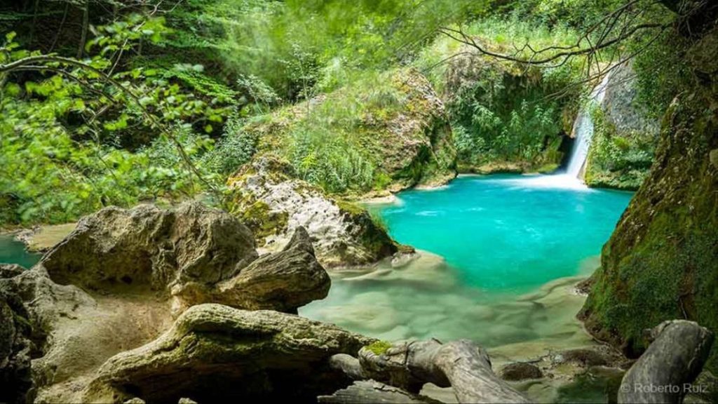Las mejores escapadas de España para vivir un fin de semana en una cámper 3 Motor16 Nacedero del Urederra Motor16