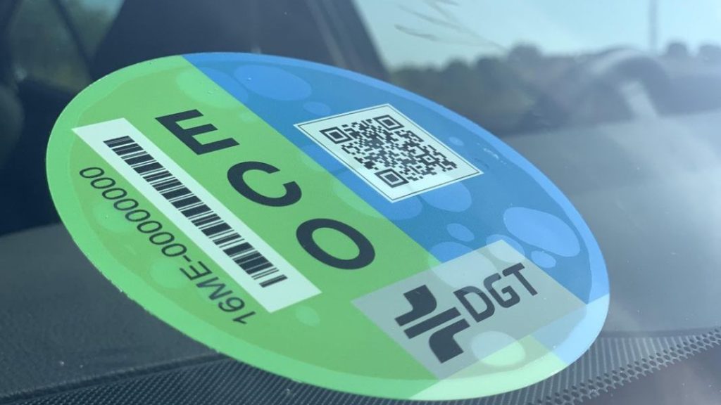 Tu coche sin etiqueta podría tenerla: así sabrás si la DGT se ha equivocado 93 Motor16 Pegatina ECO edited Motor16