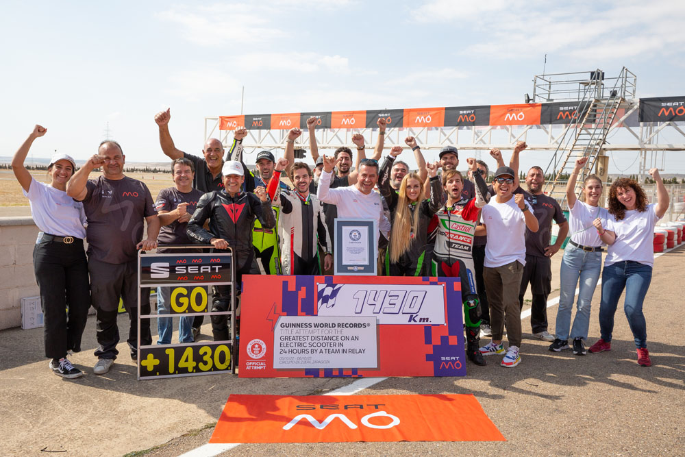 SEAT bate dos récords mundiales en sólo 48 horas 4 Motor16 SEAT MO 125 Performances biggest challenge the urban electric scooter achieves two Guinness World Records titles 02 HQ 1 Motor16
