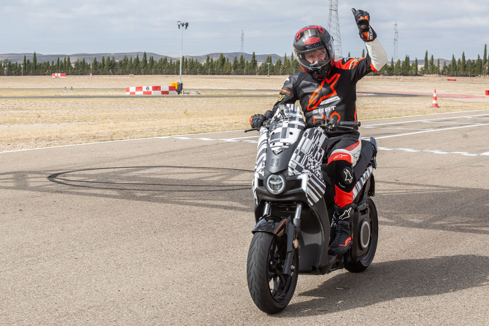 SEAT bate dos récords mundiales en sólo 48 horas 5 Motor16 SEAT MO 125 Performances biggest challenge the urban electric scooter achieves two Guinness World Records titles 03 HQ Motor16