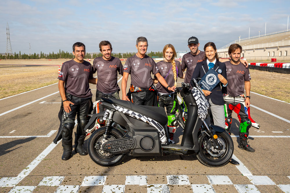 SEAT bate dos récords mundiales en sólo 48 horas 7 Motor16 SEAT MO 125 Performances biggest challenge the urban electric scooter achieves two Guinness World Records titles 05 HQ 1 Motor16