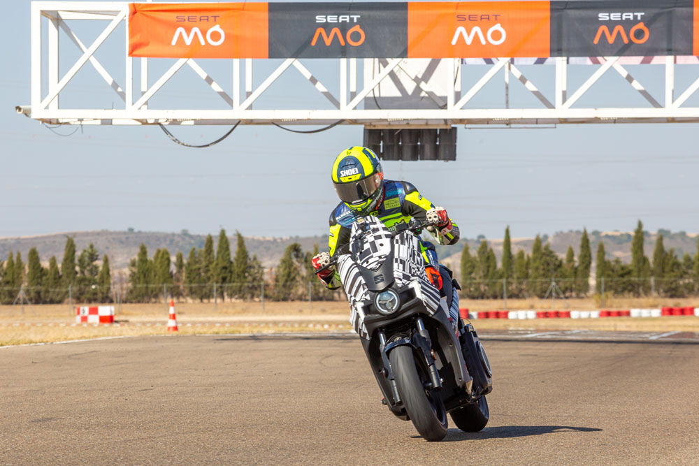SEAT bate dos récords mundiales en sólo 48 horas 2 Motor16 SEAT MO 125 Performances biggest challenge the urban electric scooter achieves two Guinness World Records titles 06 HQ Motor16