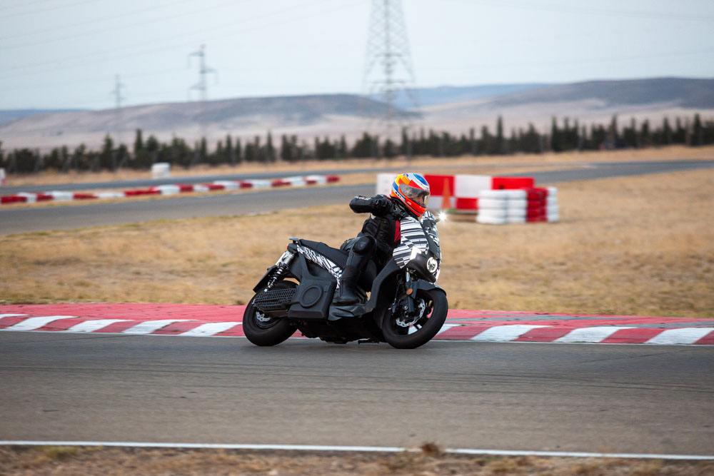 SEAT bate dos récords mundiales en sólo 48 horas 10 Motor16 SEAT MO 125 Performances biggest challenge the urban electric scooter achieves two Guinness World Records titles 08 HQ Motor16