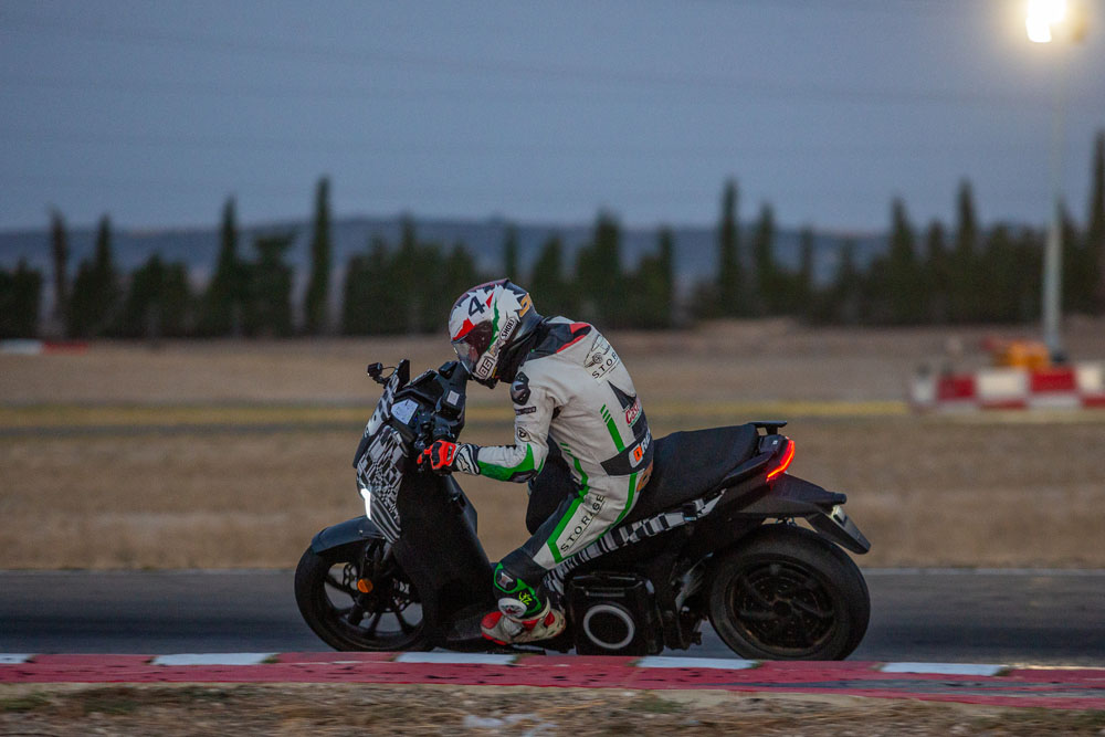 SEAT bate dos récords mundiales en sólo 48 horas 14 Motor16 SEAT MO 125 Performances biggest challenge the urban electric scooter achieves two Guinness World Records titles 12 HQ Motor16