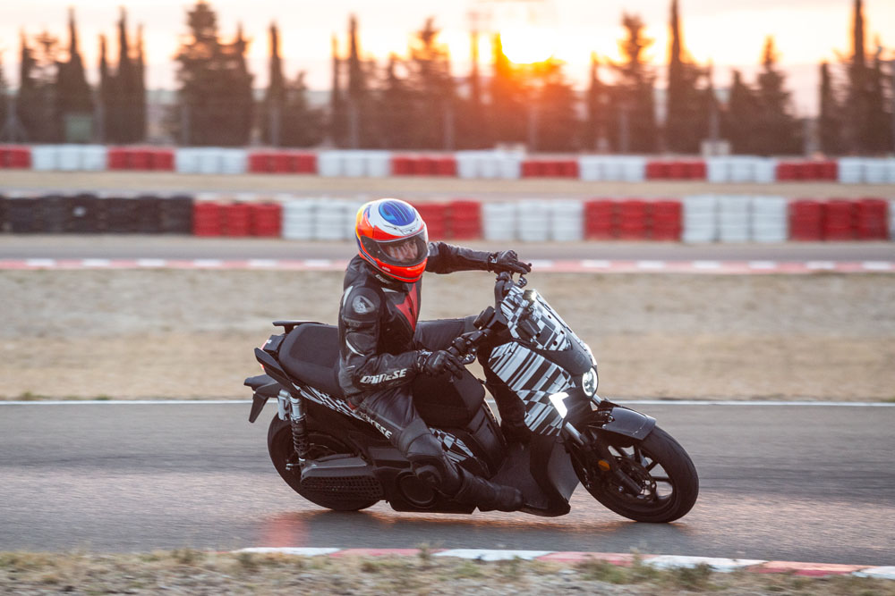 SEAT bate dos récords mundiales en sólo 48 horas 17 Motor16 SEAT MO 125 Performances biggest challenge the urban electric scooter achieves two Guinness World Records titles 15 HQ Motor16
