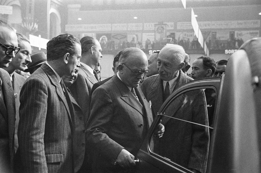 El Citroën 2CV se presentó dos años seguidos en París. Este es el motivo 8 Motor16 Salon de Paris de 1948. 1 Motor16