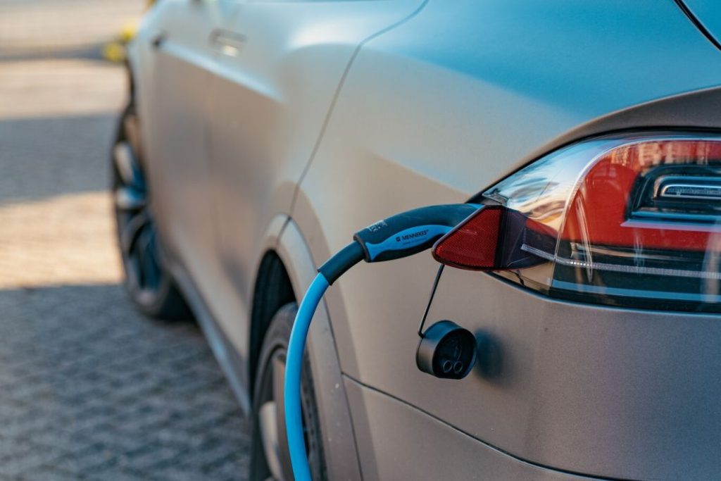 Señales para vehículos electrificados: las acaba de anunciar la DGT 53 Motor16 eléctrico