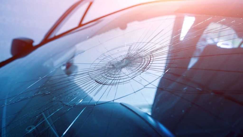 Si cambio la luna de mi coche: ¿qué pasa con la pegatina de la DGT? 23 Motor16 cristal