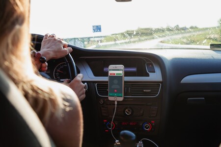 Utiliza así tu teléfono móvil en el coche para ahorrarte la multa de la DGT 74 Motor16 DGT