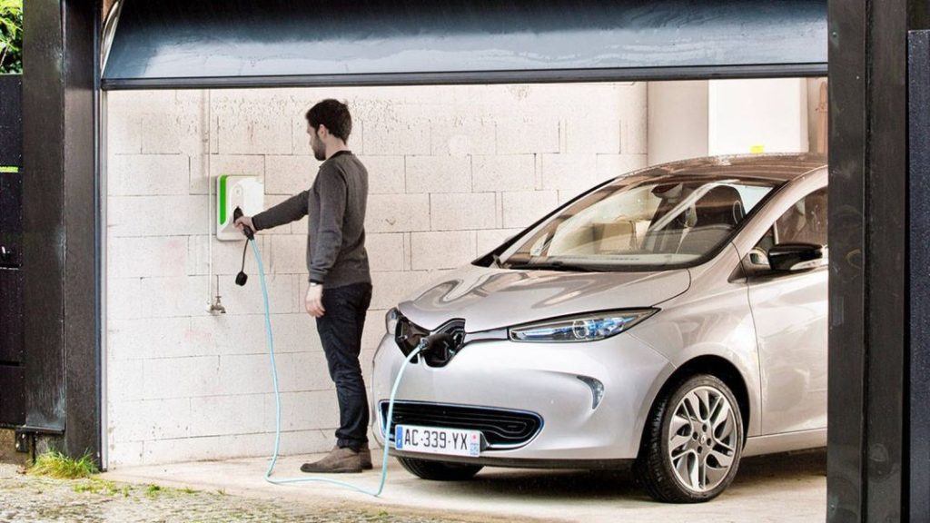 Señales para vehículos electrificados: las acaba de anunciar la DGT 55 Motor16 cargar