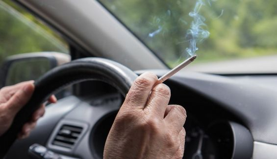 conductor fumando mientras conduce