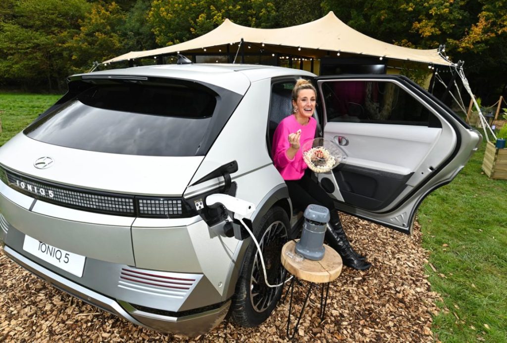 Bienvenido al Hotel Hyundai, el primero que se alimenta de la energía de coches eléctricos 1 Motor16 La tecnología del Hyundai Ioniq 5 permite conectar todo tipo de aparatos eléctricos.