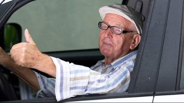 ¿Cada cuántos años hay que renovar el carnet de conducir? 146 Motor16 anciano.