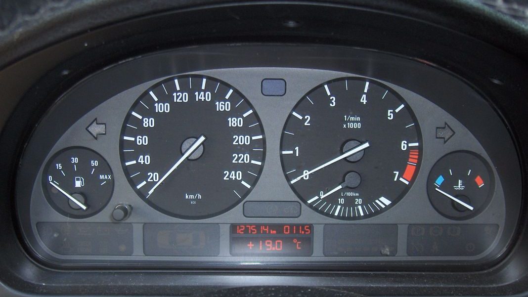 Esto es lo que significan las marcas rojas del velocímetro de tu coche 149 Motor16 imagen 60 edited Motor16