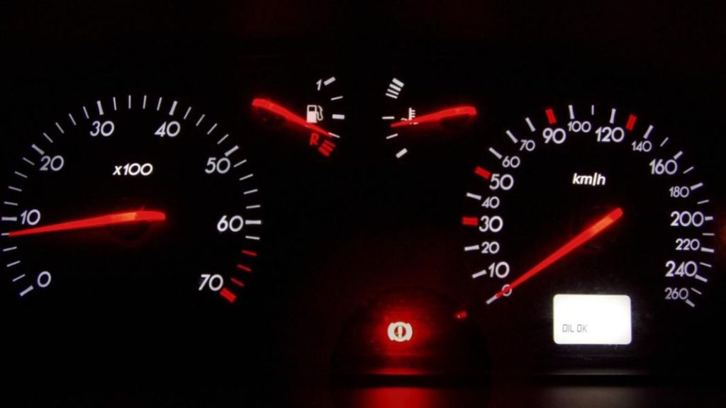 Esto es lo que significan las marcas rojas del velocímetro de tu coche 151 Motor16 velocímetro