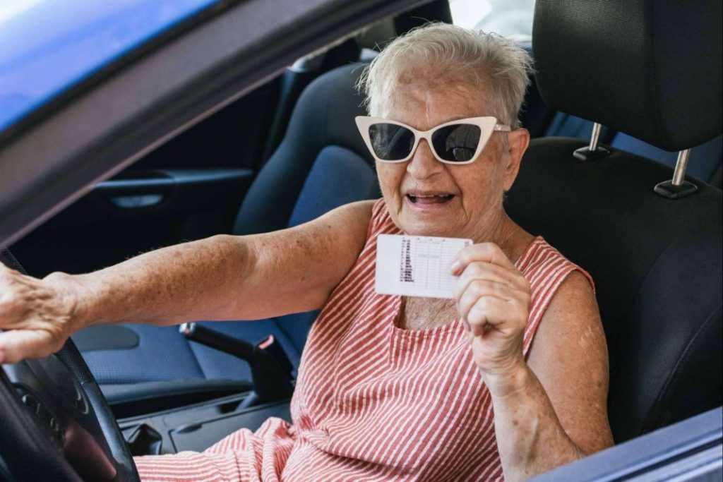 Estos son los cambios que prepara la DGT para renovar el carnet a partir de los 65 años 1 Motor16 65 años