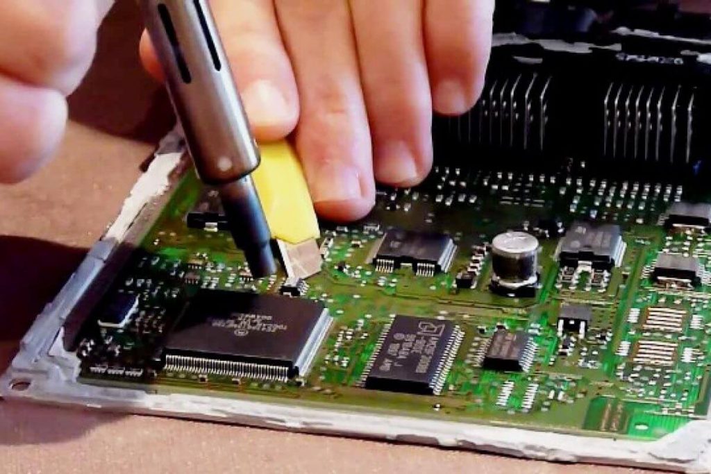 Este es el cerebro que controla tu coche 177 Motor16 centralita