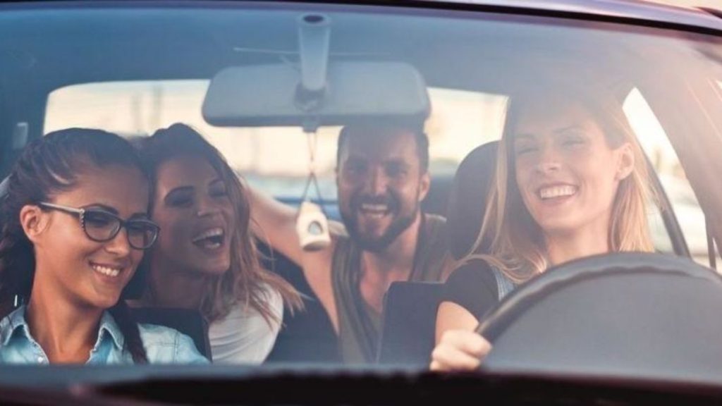 pasajeros en un coche