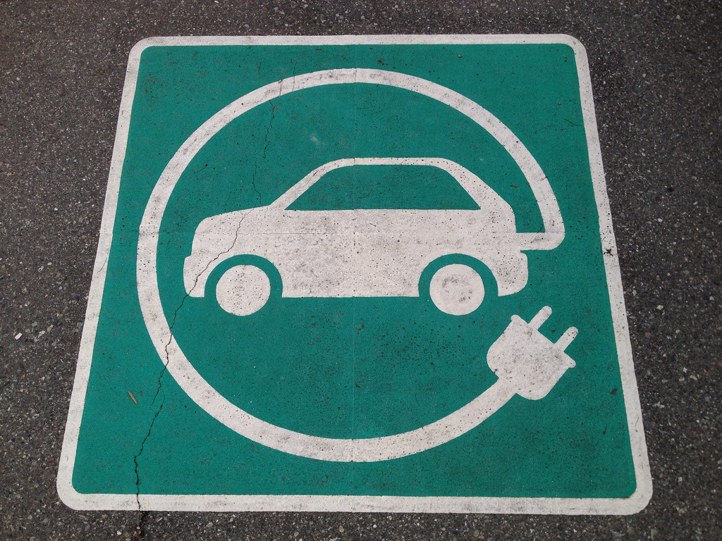Señales para vehículos electrificados: las acaba de anunciar la DGT 54 Motor16 pictograma