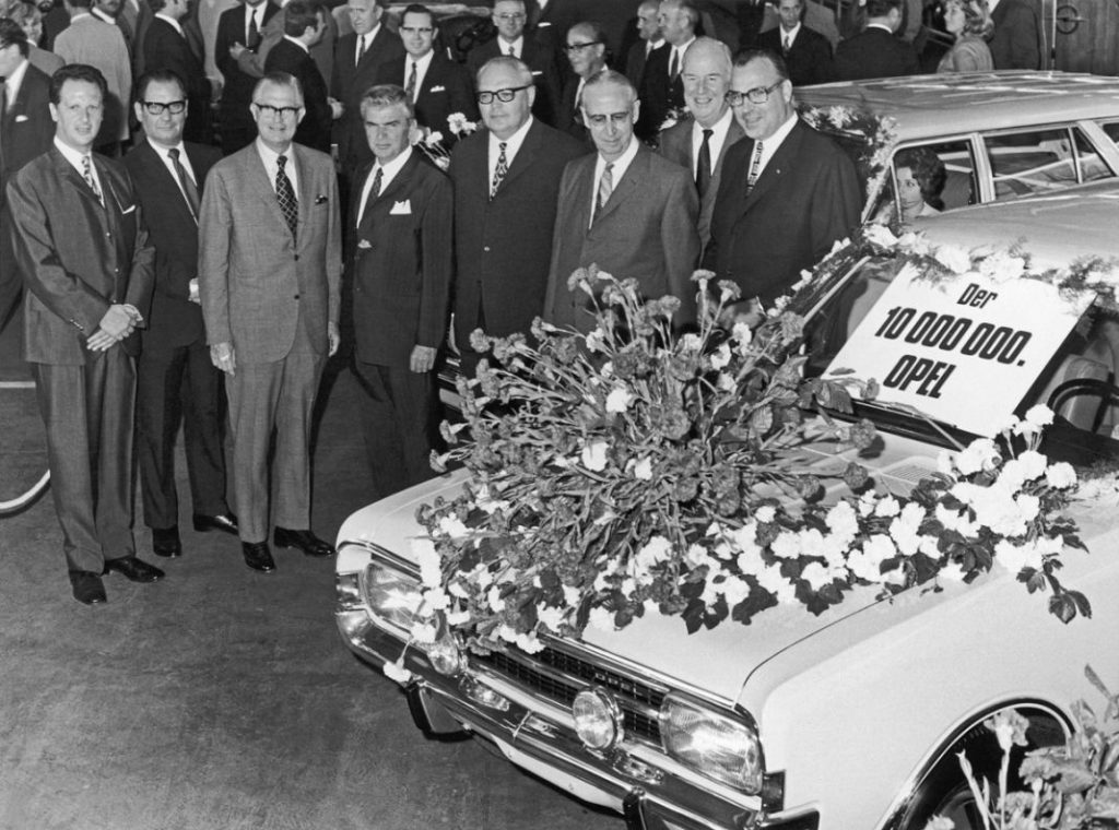 La marca entregó un modelo de Opel a los presidentes de los estados federales en los que tenía fábrica para celebrar los 10 millones de Opel.