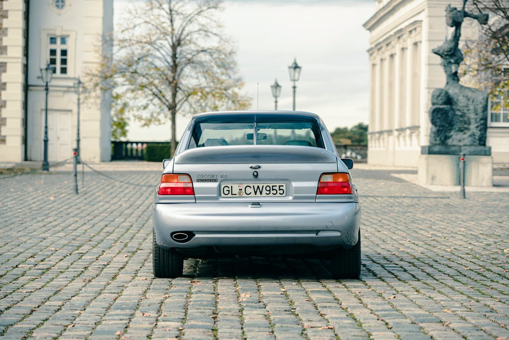 El último Ford Escort RS Cosworth busca hogar. Prepara la cartera 7 Motor16 1997 Ford Escort RS Cosworth 4 Motor16