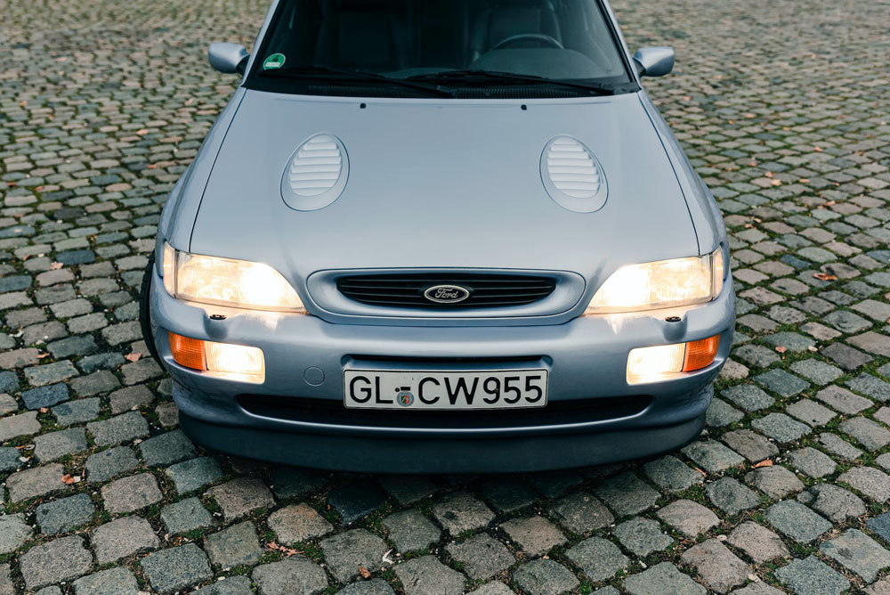 El último Ford Escort RS Cosworth busca hogar. Prepara la cartera 10 Motor16 1997 Ford Escort RS Cosworth 5 Motor16