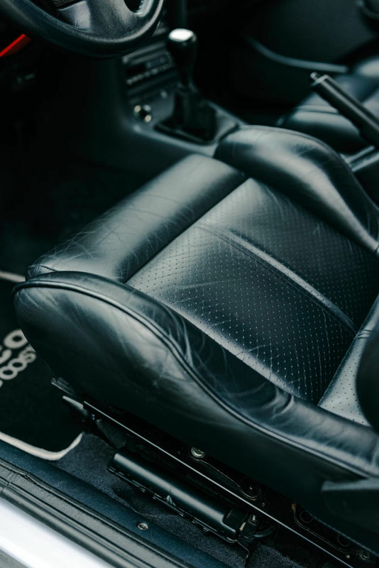 El último Ford Escort RS Cosworth busca hogar. Prepara la cartera 12 Motor16 1997 Ford Escort RS Cosworth 8 Motor16