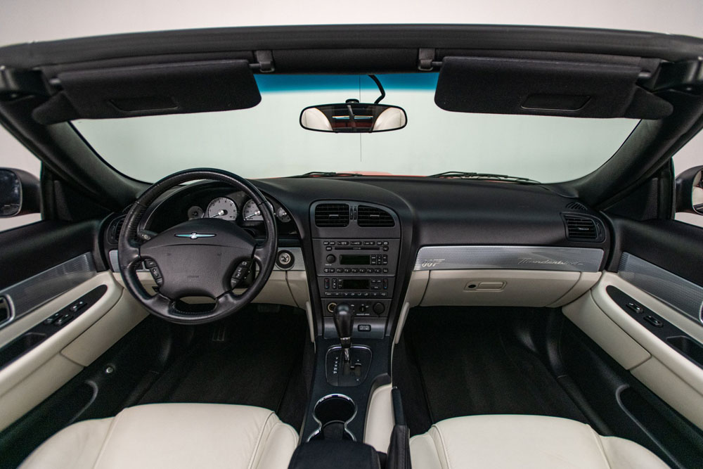 2003 Ford Thunderbird 007 Edition. Imagen interior.