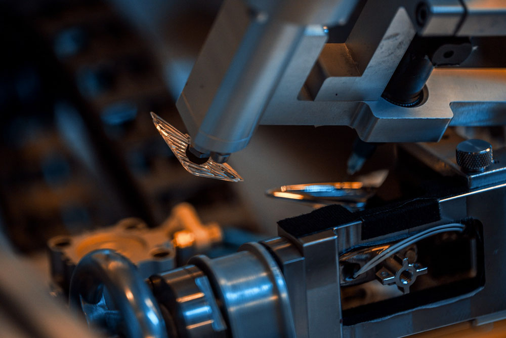 La artesanía que se esconde tras el emblema 'Flying B' de Bentley 12 Motor16 2022 Bentley Flying B 12 Motor16