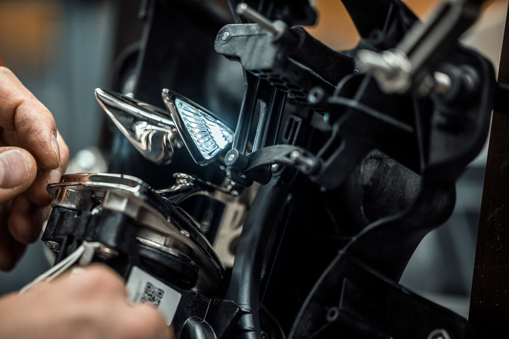 La artesanía que se esconde tras el emblema 'Flying B' de Bentley 15 Motor16 2022 Bentley Flying B 15 Motor16