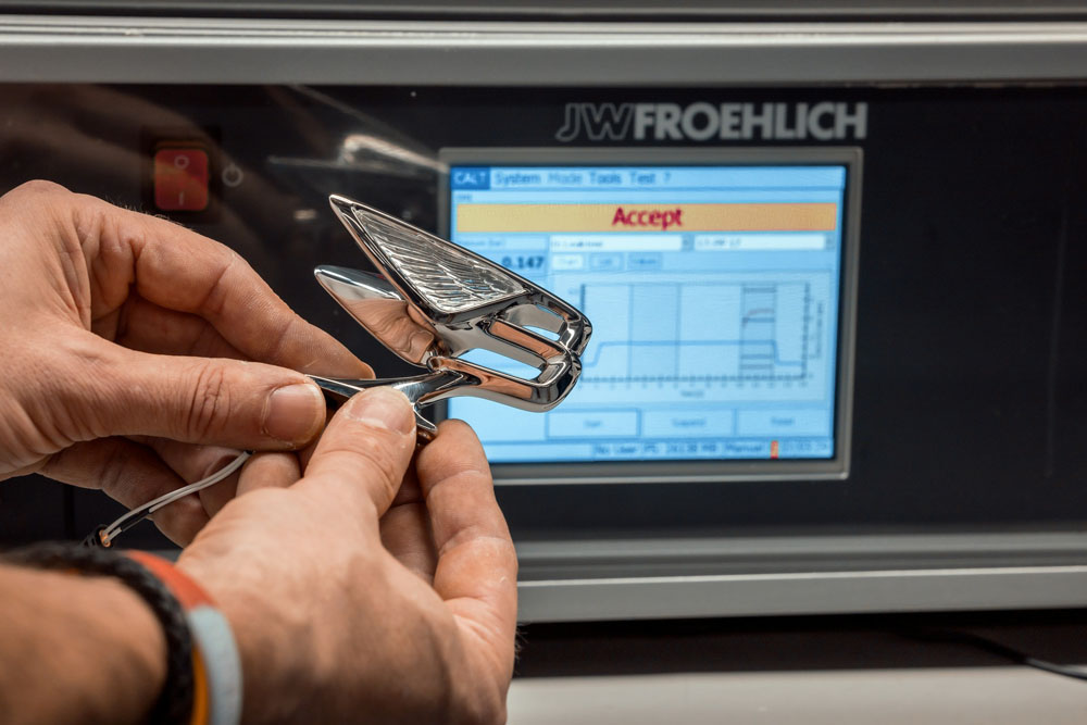 La artesanía que se esconde tras el emblema 'Flying B' de Bentley 2 Motor16 2022 Bentley Flying B 2 Motor16