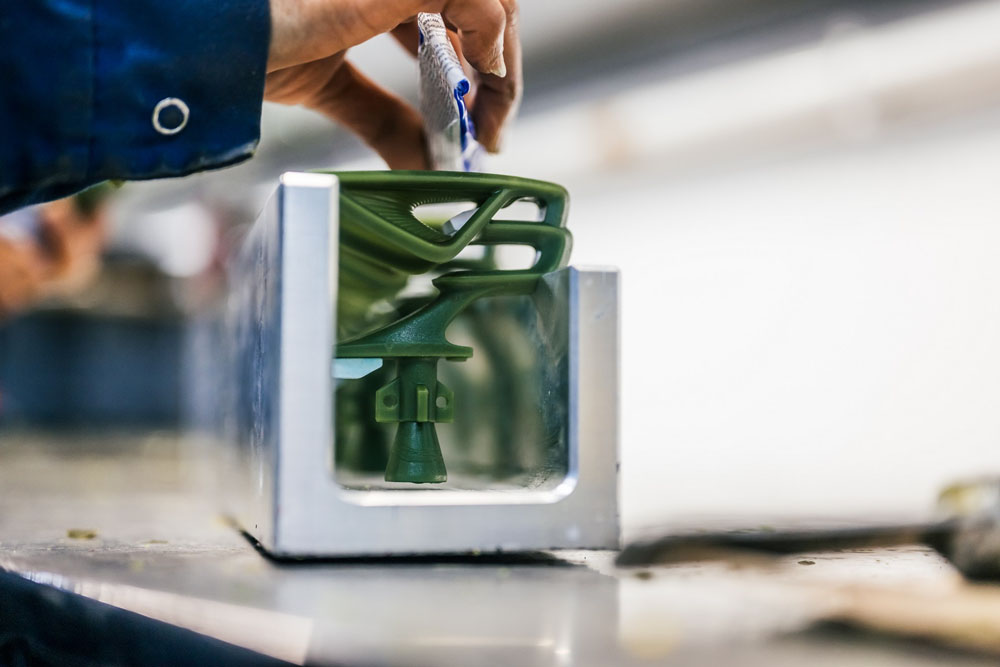 La artesanía que se esconde tras el emblema 'Flying B' de Bentley 7 Motor16 2022 Bentley Flying B 7 Motor16