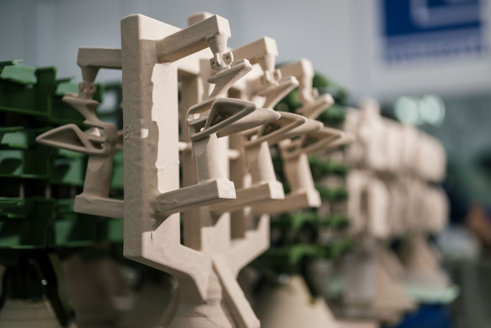 La artesanía que se esconde tras el emblema 'Flying B' de Bentley 8 Motor16 2022 Bentley Flying B 8 Motor16