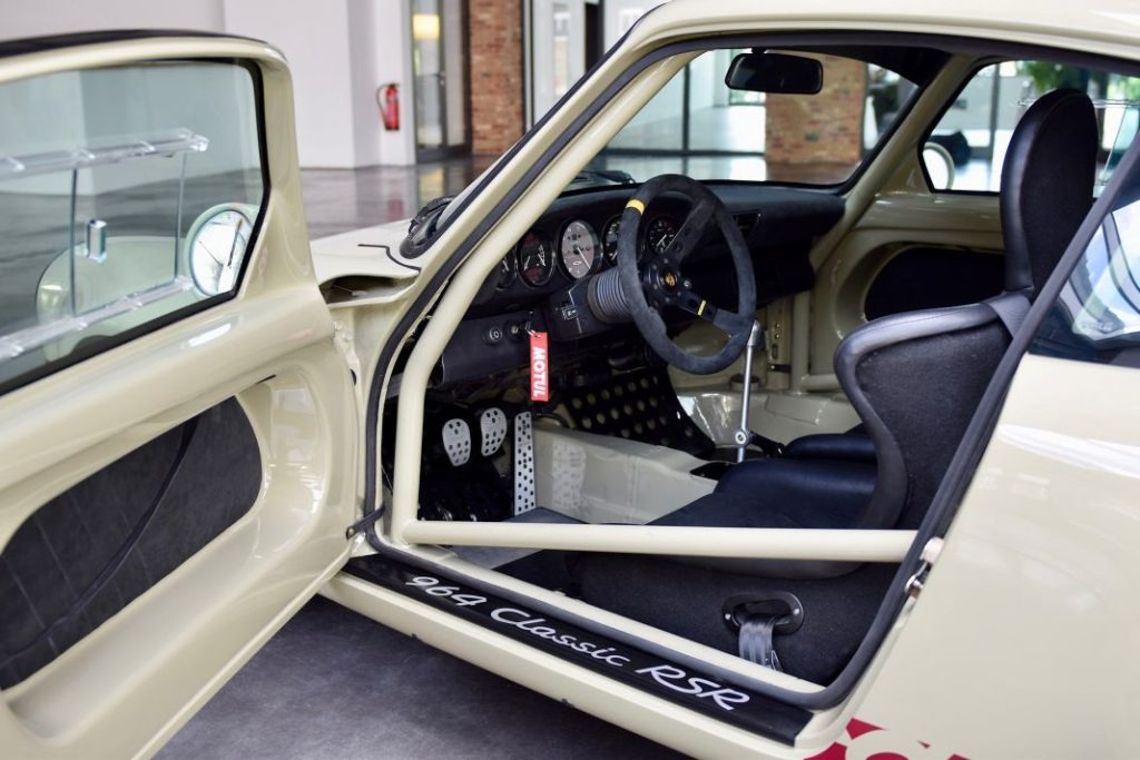 DP Motorsport crea el Porsche 911 que te fliparía conducir a diario 10 Motor16 2022 DP Motorsport Porsche 911 964 4 Motor16