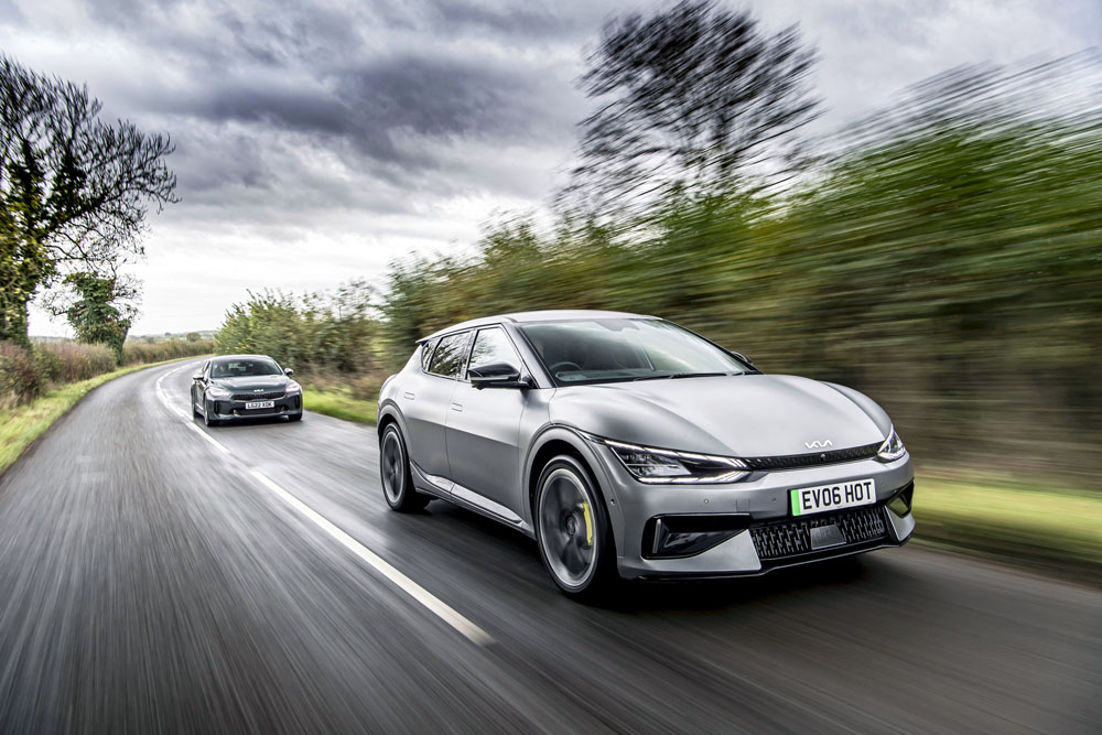 Kia Stinger y Kia EV6 GT. Imagen movimiento.