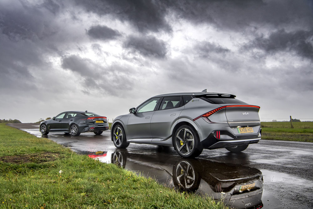 Kia Stinger y Kia EV6 GT. Imagen estática.