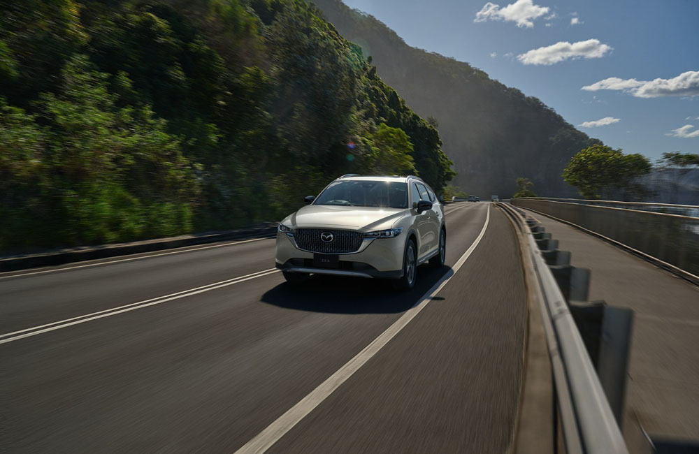 Mazda CX-8: el gran SUV de la marca nipona se pone a punto 2 Motor16 Mazda CX-8. Imagen delantera movimiento.