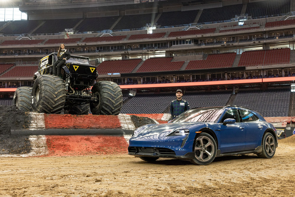 Porsche Taycan Turbo S Cross Turismo: se bate en duelo con un Monster Jam 1 Motor16 Porsche Taycan Turbo S Cross Turismo y Monser Jam. Imagen.