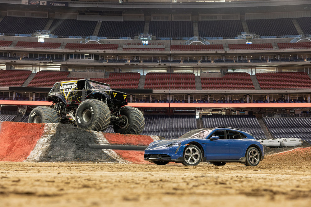 Porsche Taycan Turbo S Cross Turismo: se bate en duelo con un Monster Jam 3 Motor16 2022 Porsche Taycan Cross Turismo vs Monster Jam 3 Motor16