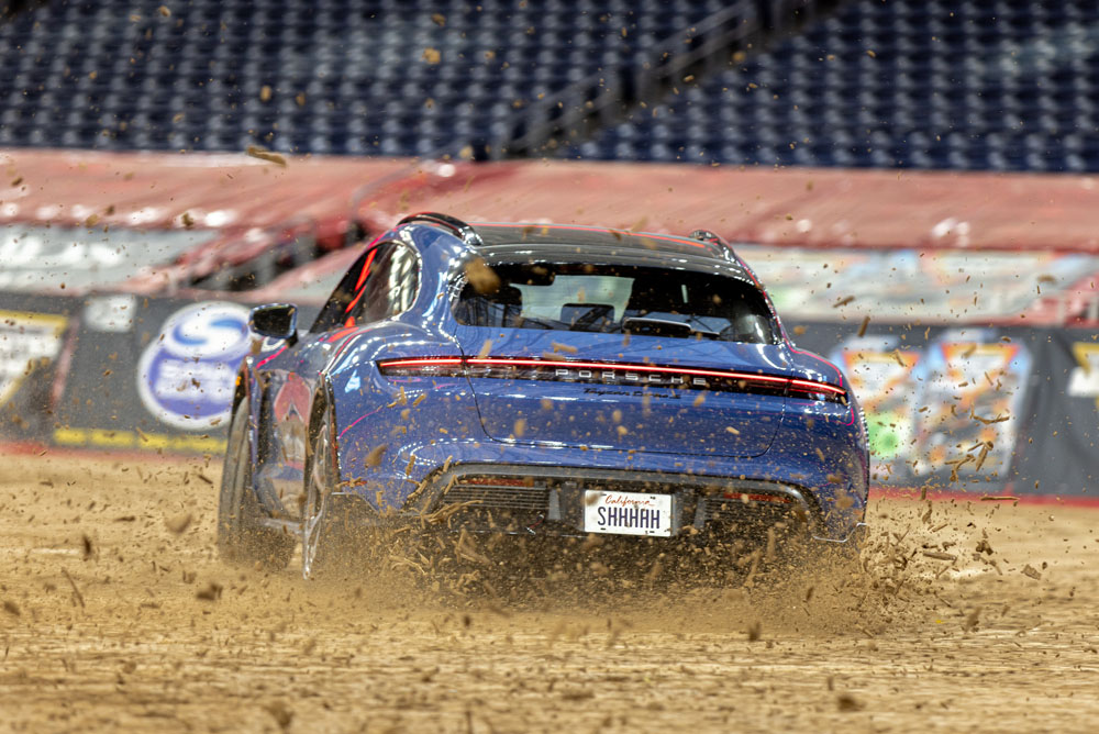 Porsche Taycan Turbo S Cross Turismo: se bate en duelo con un Monster Jam 4 Motor16 2022 Porsche Taycan Cross Turismo vs Monster Jam 4 Motor16