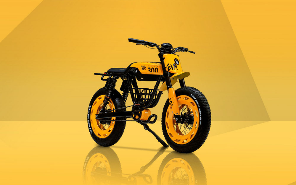 Tank 300: con bicicleta eléctrica a juego 1 Motor16 Tank 300 Frontier Edition. Imagen bicicleta Buxus EVA.