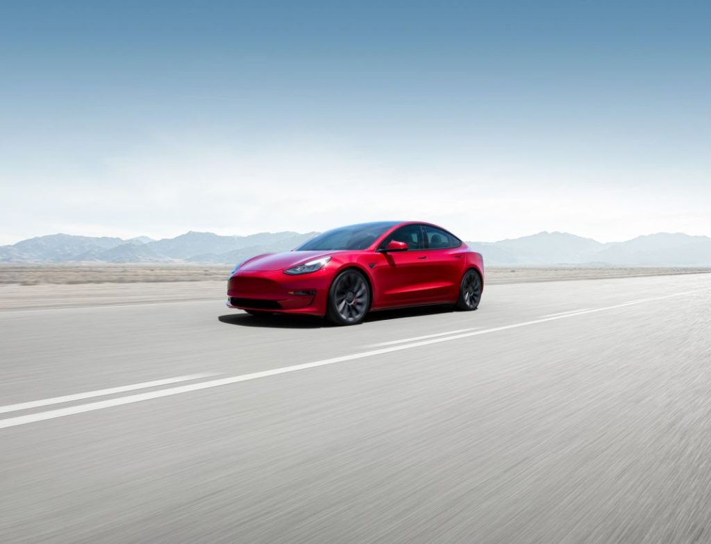 Tesla Model 3. Imagen movimiento exterior.