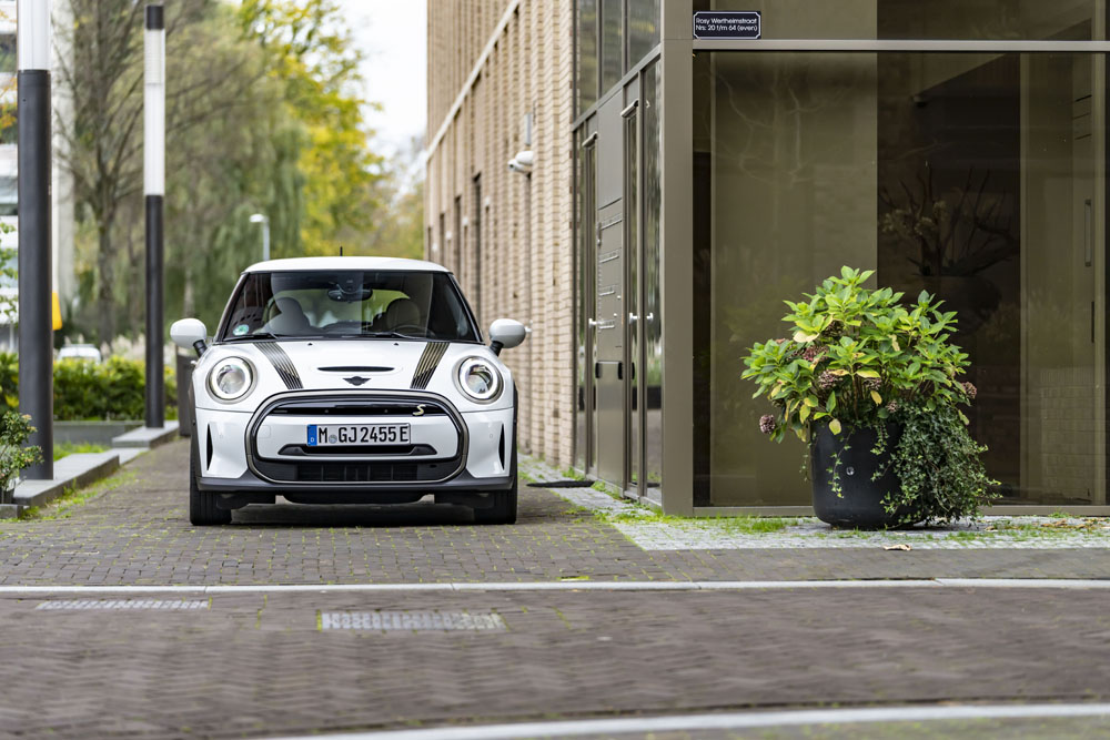 Mini Cooper SE: estrena edición especial Resolute Edition 4 Motor16 2022 mini cooper se resolute white 17 Motor16