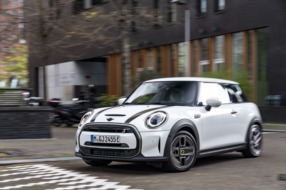 Mini Cooper SE: estrena edición especial Resolute Edition 13 Motor16 2022 mini cooper se resolute white 3 Motor16