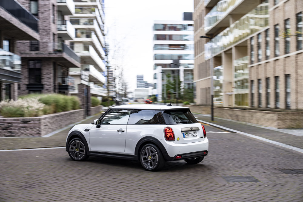 Mini Cooper SE: estrena edición especial Resolute Edition 15 Motor16 2022 mini cooper se resolute white 7 Motor16
