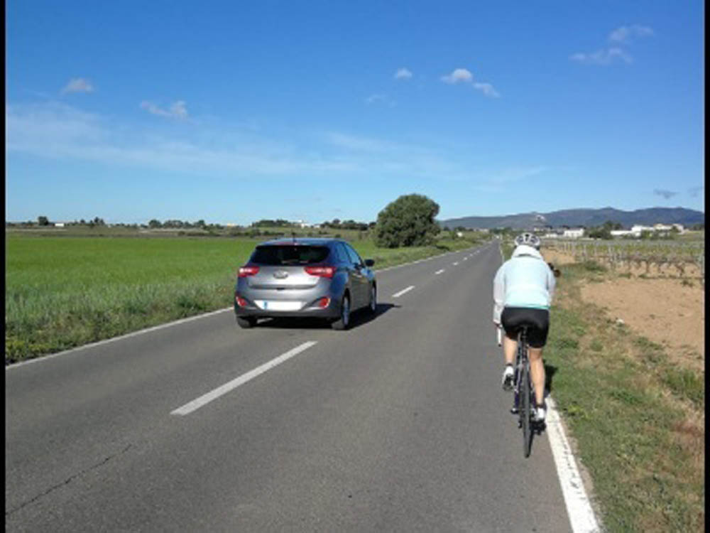 Adelantar ciclistas. Motor16