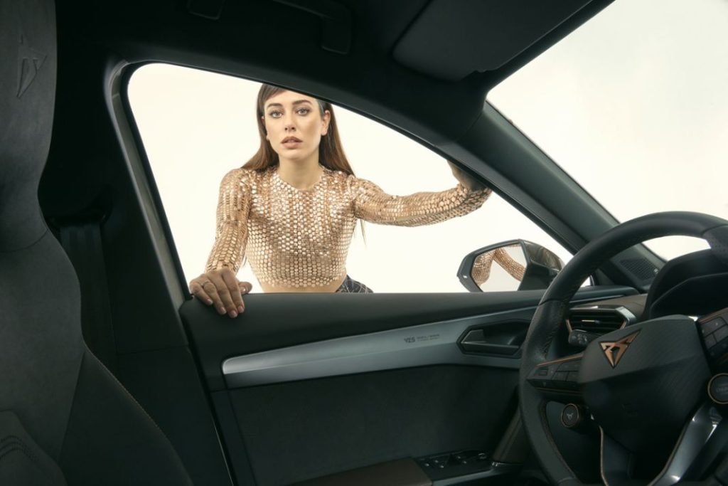 Blanca Suárez conduce el Cupra Formentor VZ5 Taiga Grey