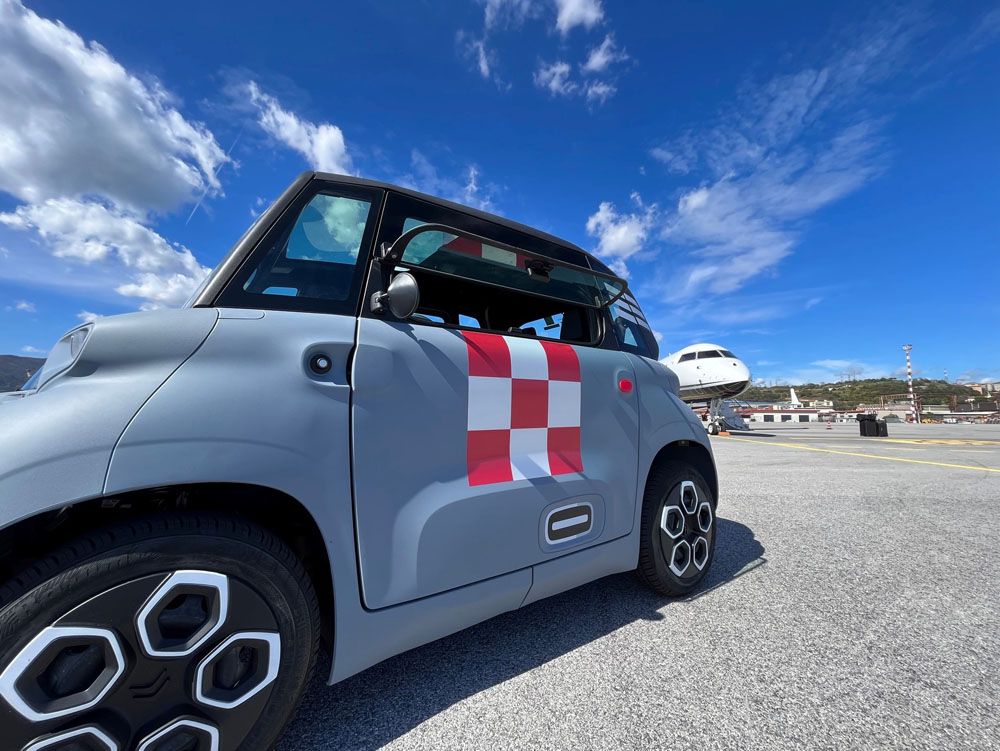 El Citroën Ami en el aeropuerto de Génova. 