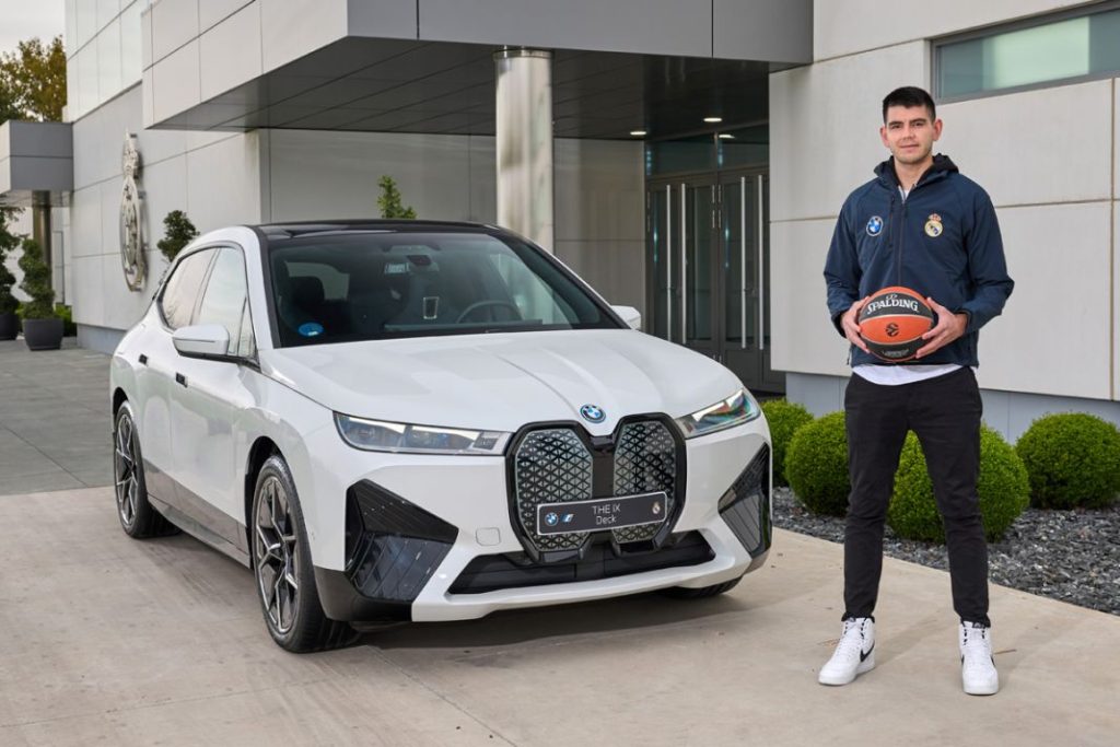 Los nuevos coches del Real Madrid: todos BMW 100% eléctricos 10 Motor16 Deck4BMW Real Madrid Motor16