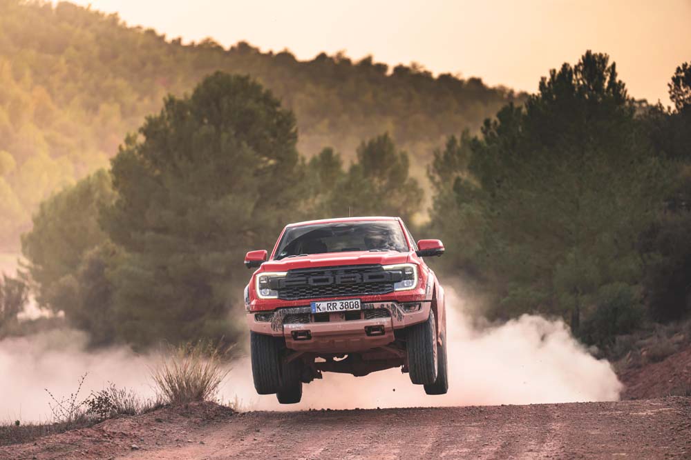 Al Ford Ranger Raptor no le da envidia su hermano mayor: el F-150 Raptor R 2 Motor16 2024 Ford Ranger Raptor. Imagen movimiento.